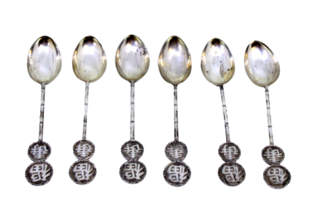 Conjunto de seis colheres colheres em prata com caracteres chineses relevados nos cabos.